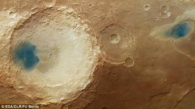 宇航局拍到火星表面“蓝色湖泊.jpg