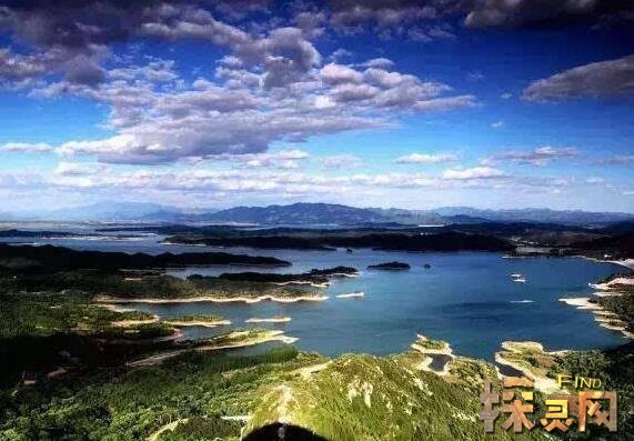 当年轰动全国的北京密云水库灵异事件已经逐渐被人淡忘，这座密云水库居然还成为十分有名的旅游圣地了!曾经的恐怖过往也被人所遗忘，密云水库究竟发生了怎样诡异恐怖的事件呢?水库里面有什么?难道是水鬼么，事情的真相又是如何，请看小编为你一一道来!  北京密云水库灵异事件  这起恐怖灵异事件要从1996年10月14日说起，当时一辆公共汽车圆明园公交总站开出来，停靠在圆明园南门公交车站。这辆末班车上有一位年龄偏大的司机和一名年轻的女售票员，车上上来四位乘客：一对年轻夫妇和一位年纪老迈的老太太，当中还有一个年青的小伙子。上车后年轻夫妇亲密地坐在司机后方的双排座上，小伙子和老太太则一前一后的坐在了右侧靠近前门的单排座上。车渐渐开动，向着终点站香山方向开去...  10月的北京深夜十分地严寒，路上只能听见发动机的声音。过了两站地，刚刚过了北宫门车站大家就听到司机突然大声骂道：“妈的，这个时间平常连个鬼影都看不到。今天真他妈的见鬼了，靠!还不在车站等车...”这时车上的乘客才看到，100米远的地方有两个黑影再向汽车招手。售票员劝说：“还是停一下吧!外面天气那么冷，再说我们这也是最终末班车了!”  公交车停下，那两个人，确切地说应当是三个人(两人中间还被架着一个)。上车后他们一句话也不说，被架着的那个人更是披头散发一直垂着头...架着他的那两人则穿着清朝官服样子的长袍，并且脸色泛白!车上原本的四位都被吓坏了，各个神情紧张，仅仅有司机继续开着车向前行驶。这时女售票员说：大家都不要怕，他们可能是在附近拍古装戏的，大概都喝多了，衣着都没来得及换。大家听她这么一说，也都恢复了平静，仅仅有那位老太太还接连不断的扭头，神情严肃地看着坐在最终面的三个人，车继续前进着...  后来那对年轻的夫妇在上一站已经下了车，司机和售票员有说有笑地聊着天，就在这时，那位年迈的老太太蓦地站起身子，而且发了疯似地对着坐在她前面的小伙子就打，口中还叫骂着说小伙子在他们上车时偷了她的钱包。小伙子急了，站起身对着老太太就骂：你那么大的年纪了，怎么还血口喷人呢!老太太也不说话，用两眼怒瞪小伙子，并用左手用力抓着他的上衣领子就是不放手。小伙子急的满脸通红，就是说不出话了。老太太开口却说，前面就是派出所了，我们到那里去评评理!小伙子急说：去就去，谁怕谁啊!  原来老太太是故意将小伙子从车上骗下来的，老太太说：从他们一上车我就有疑虑，所以我接连不断回头看他们。说来也巧，可能是由于从窗户吹进的风，让我看到了一切。风把那两个穿着官服的人下身吹了起来，看到他们根本就没有腿!小伙子瞪着一双大眼吃惊地看着老太太，满脸冒汗，说不出一句话!老太太说：楞什么啊!还不赶快报警...  第二天，公交车总站报案，昨天晚上我站最终的末班车和一名司机一名女售票员失踪。警察快速查找昨天深夜报警并被警方疑为神经病的小伙子。 两小时后小伙子和那位老太太被找到。当晚，北京晚报和北京新闻快速报道了这令人震惊的新闻并对小伙子和老太太做了现场采访...  第三天，警方在距香山100多公里的密云水库附近找到了失踪的公共汽车，并在公交车内发觉三具已严重腐烂的尸体!虽然找到尸体但是这些人究竟遭受什么至今还没个定论，不仅如此案件疑点也显得十分诡异：  1、警察发现的公交车不可能在跑了一天的情况下还能继续开出100多公里，警方还发现车油箱里面根本不是汽油，而是鲜血!  2、更加诡异的是，尸体竟然会在不到两天的时间中严重腐烂，这样的事就是在夏天也是不可能发生，何况是10月份的北京，而且经尸检证实尸体高度腐烂并不是人为的。  3、当警方严格检查当天各个通往密云的路口监视器，却什么也没发现，这辆公交车究竟是怎么载着这些人出现在密云水库的呢?  这起北京密云水库灵异事件在当时引起了轩然大波，很多人民群众对自身的安危长生强烈的危机感!整个北京医学界和公安部门都束手无策...如今也只有北京当地的老人才记得这件恐怖事件了!