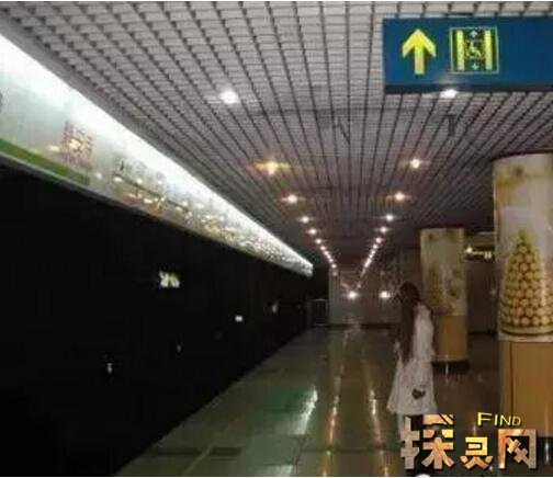 北京地铁灵异事件北京十号线地铁惊现鬼手推人下站台