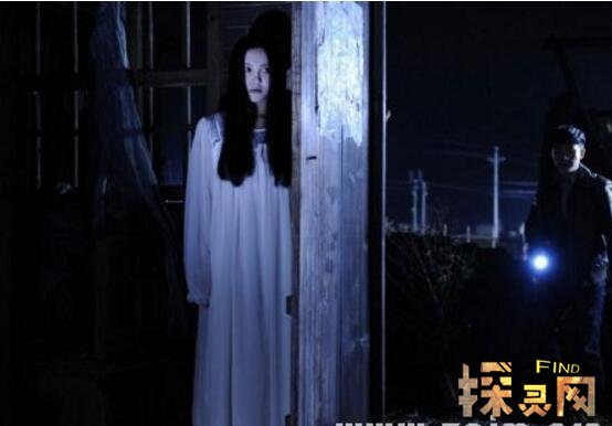 据说,除了上面这三件成龙遇到的灵异事件之后,网上还有不少关于成龙的