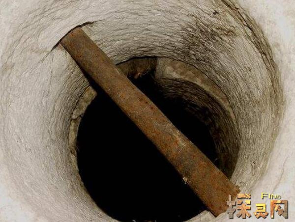 现在去参观珍妃井的游客们可能会看到这口井的井口十分小,并且还用了