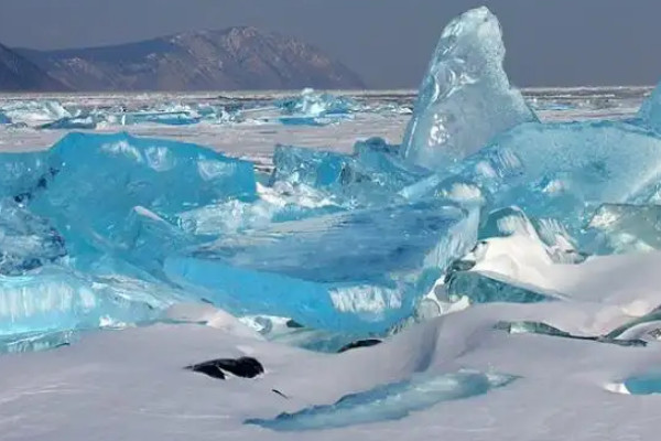 世界上最诡异的冰块从天而降号称包治百病