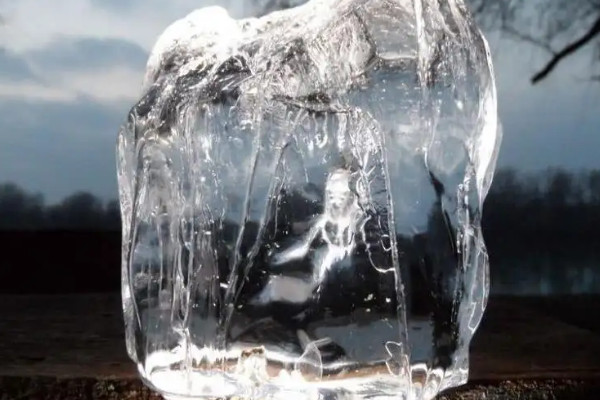 世界上最诡异的冰块从天而降号称包治百病