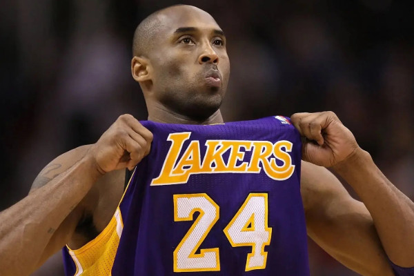 2020年1月27日的凌晨,科比和他的二女儿一共9人,乘坐私人飞机,准备