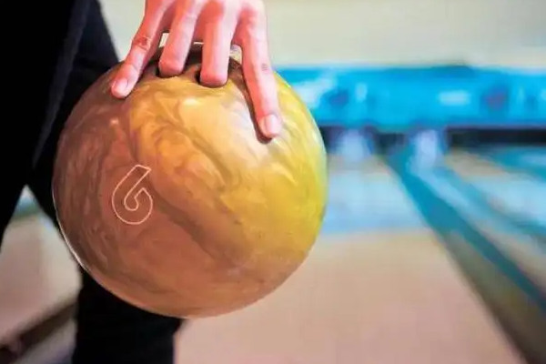 戴戒指打保龄球不安全手上的肉可能刮掉同时损坏戒指