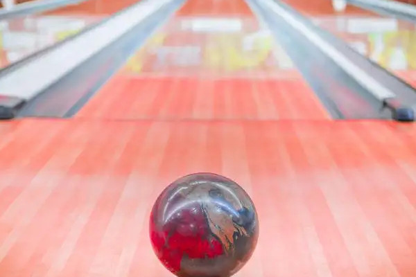 但是在进行这项运动的时候,千万不能够佩戴戒指,因为拿起保龄球的时候