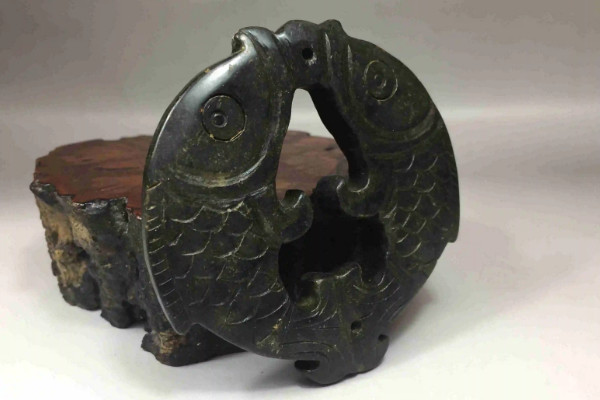 双鱼玉佩恐怖的图片传闻可完美复制生物收藏于内蒙古博物馆