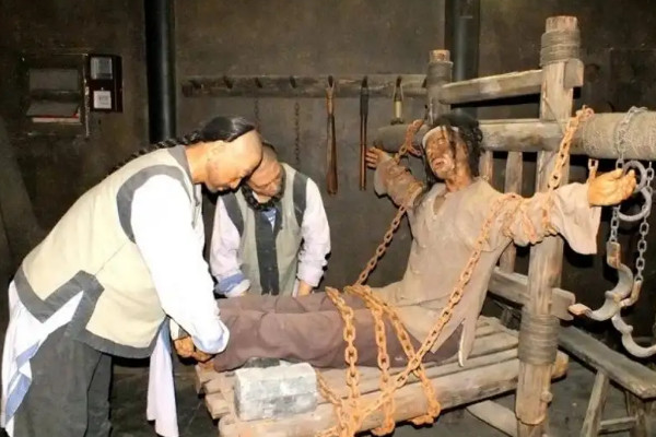 老虎凳虽说叫老虎,但它的是由木质长凳和木桩组成,在长凳的一头竖着