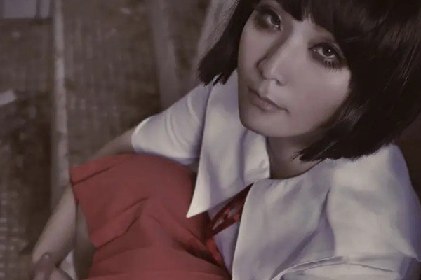 花子在日本又被称为是鬼娃娃,她经常在学校的厕所之中出没,身上穿着