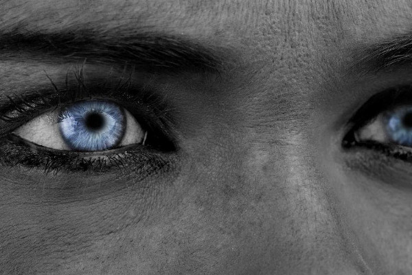 全球最稀有的紫色眼睛