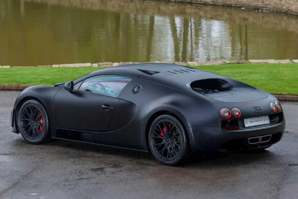 世界上最快的跑车布加迪威龙价格昂贵