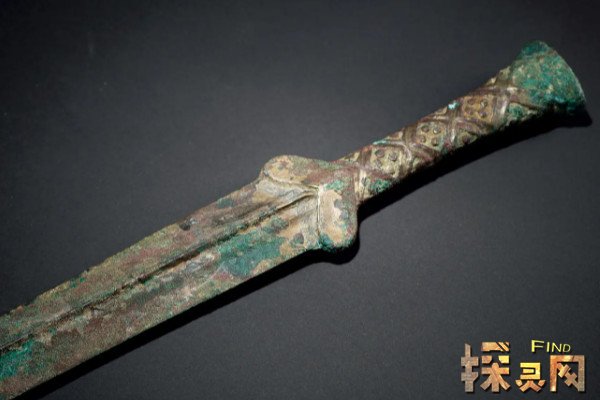 这批青铜剑一共有19把,长度约为86公分,剑身上面有8个棱面,考古学家